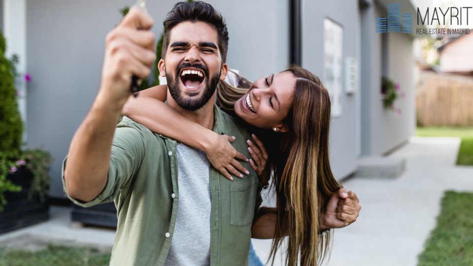 El acceso a la vivienda se ha convertido en uno de los principales desafíos para los jóvenes en Madrid. La dificultad para reunir el ahorro necesario y las condiciones estrictas del mercado hipotecario han limitado las opciones para muchos madrileños que desean adquirir su primera casa. Ante esta realidad, el Ejecutivo autonómico ha implementado el programa "Mi Primera Vivienda", una iniciativa destinada a facilitar la compra de viviendas para aquellos jóvenes que, a pesar de ser solventes y contar con ingresos estables, no disponen del capital necesario para cubrir el pago inicial exigido por las entidades bancarias. La evolución del programa y su impacto en la población joven Desde su lanzamiento en 2022, "Mi Primera Vivienda" ha tenido un impacto considerable en la vida de los jóvenes madrileños. Este programa se dirige a personas que, a pesar de cumplir con los requisitos de solvencia, no pueden acceder a una hipoteca tradicional debido a la falta de ahorros suficientes. Tradicionalmente, los bancos exigen un pago inicial que cubra al menos el 20% del valor del inmueble, lo que ha representado un obstáculo importante para muchas personas jóvenes que desean adquirir su primera propiedad. En respuesta a esta situación, el programa ha sufrido modificaciones importantes para adaptarse mejor a las necesidades de la población y a la realidad económica de la Comunidad de Madrid. En junio de 2023, se introdujeron cambios significativos que ampliaron el límite de edad de 35 a 40 años, permitiendo que un grupo más amplio de personas se beneficie del programa. Además, el porcentaje de aval sobre el valor de la vivienda aumentó del 95% al 100%, eliminando así la necesidad de contar con un ahorro previo para acceder a una hipoteca. Inclusión de familias y adaptación a nuevas realidades El programa no solo se enfoca en jóvenes individuales, sino que también ha ampliado su alcance para incluir a familias numerosas, monoparentales y a cualquier persona que adopte o tenga hijos, sin restricciones de edad. Esta inclusión responde a los planteamientos del Pacto Regional por la Vivienda y las medidas de la Estrategia de protección a la maternidad y paternidad, que buscan promover la natalidad y facilitar la conciliación familiar en la Comunidad de Madrid. El objetivo principal de estas modificaciones es incentivar la compra de la primera vivienda y apoyar la emancipación de la población joven, que se enfrenta a un mercado inmobiliario cada vez más inaccesible. Las políticas de vivienda en Madrid reconocen la necesidad de adaptarse a las dinámicas cambiantes del mercado y de ofrecer soluciones concretas que respondan a las necesidades reales de sus ciudadanos. Resultados del programa y su proyección futura Desde su implementación, "Mi Primera Vivienda" ha permitido la formalización de más de 1.300 hipotecas, lo que se traduce en la concesión de 235,5 millones de euros en préstamos. Más de 2.000 madrileños han sido beneficiados por este programa, que ha contado con la colaboración de siete entidades bancarias: CaixaBank, IberCaja, Banco Santander, Abanca, ING, Kutxabank y Unicaja. Estas cifras reflejan el éxito inicial del programa y su capacidad para ofrecer soluciones tangibles a un problema apremiante. La proyección futura del programa se centra en continuar ampliando su alcance y adaptarse a las necesidades emergentes. El Ejecutivo autonómico se mantiene atento a las dinámicas del mercado inmobiliario y está dispuesto a realizar los ajustes necesarios para asegurar que "Mi Primera Vivienda" siga siendo una herramienta efectiva para los jóvenes madrileños. El objetivo es que más personas puedan acceder a su primera vivienda sin que los altos precios del mercado o las estrictas condiciones bancarias se conviertan en barreras infranqueables. La importancia de políticas públicas en el acceso a la vivienda El acceso a la vivienda es un derecho fundamental que, en un contexto de mercado libre, puede verse restringido por factores económicos y financieros. Los programas como "Mi Primera Vivienda" demuestran la importancia de la intervención pública para equilibrar las desigualdades y ofrecer oportunidades reales a aquellos que de otro modo quedarían excluidos del mercado inmobiliario. Además, estas políticas no solo benefician a los individuos, sino que también tienen un impacto positivo en la economía en general, al estimular la actividad en el sector inmobiliario y promover la estabilidad social. Las iniciativas de este tipo también fomentan la creación de comunidades más cohesionadas, donde los jóvenes pueden establecerse y contribuir al desarrollo de la región. Facilitar el acceso a la vivienda para la población joven no solo resuelve un problema inmediato, sino que también sienta las bases para un crecimiento económico sostenible y un tejido social más robusto. Desafíos y oportunidades en el horizonte A pesar de los logros alcanzados hasta ahora, el programa "Mi Primera Vivienda" enfrenta desafíos que deben abordarse para garantizar su éxito continuado. El encarecimiento de la vivienda, la fluctuación de los tipos de interés y la posibilidad de una recesión económica son factores que podrían influir en la eficacia del programa en el futuro. Además, es fundamental garantizar que el acceso a estas ayudas se distribuya de manera equitativa, evitando que ciertos grupos queden marginados. En respuesta a estos desafíos, es necesario que el programa mantenga su flexibilidad y capacidad de adaptación. La colaboración entre el gobierno regional, las entidades bancarias y otros actores del sector es esencial para identificar las necesidades emergentes y desarrollar soluciones innovadoras. De esta manera, "Mi Primera Vivienda" podrá seguir siendo una herramienta valiosa para aquellos que buscan cumplir el sueño de la propiedad en Madrid. En conclusión, "Mi Primera Vivienda" representa un paso significativo hacia la democratización del acceso a la vivienda en Madrid. A través de modificaciones estratégicas y una visión a largo plazo, este programa ha logrado impactar positivamente en la vida de miles de jóvenes, ayudándoles a superar las barreras económicas que dificultan la compra de su primera casa. El futuro del programa dependerá de su capacidad para adaptarse a los cambios del mercado y continuar ofreciendo apoyo a aquellos que más lo necesitan.