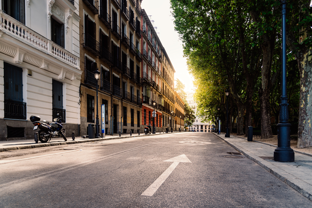 El mercado inmobiliario en Madrid sigue mostrando un dinamismo notable. Según datos del Consejo General del Notariado, la compraventa de viviendas creció un 19,8% en octubre, superando la media nacional del 18,1%. Este aumento no solo refleja el interés por adquirir viviendas, sino también una recuperación sostenida en el sector tras los últimos años de incertidumbre económica. Más transacciones y precios al alza A nivel nacional, las compraventas alcanzaron las 63.667 unidades, consolidando un crecimiento interanual significativo. En Madrid, este fenómeno resulta aún más llamativo, ya que los precios también mostraron una clara tendencia alcista. El precio medio del metro cuadrado en la comunidad se situó en 1.693 euros, mientras que los pisos en particular experimentaron un ascenso del 5,3%, alcanzando los 1.913 euros por metro cuadrado. Este incremento no es uniforme en todos los tipos de vivienda. Mientras las unifamiliares subieron un 23,8% en volumen de ventas, su precio promedio descendió ligeramente un 0,2%, situándose en 1.318 euros por metro cuadrado. Una paradoja que evidencia que, aunque hay interés por este tipo de propiedades, no todos los compradores están dispuestos a pagar más por ellas. Madrid en el contexto nacional Madrid no es la única región que ha registrado un aumento significativo en el número de transacciones. Comunidades como La Rioja, Castilla-La Mancha y País Vasco también se destacaron con crecimientos por encima de la media nacional. Sin embargo, Navarra y Canarias fueron las únicas regiones donde las compraventas experimentaron caídas, con descensos del 10,6% y 2,8%, respectivamente. En cuanto a precios, Madrid tuvo un aumento del 11,3%, situándose entre las comunidades con mayores encarecimientos. Aunque los mayores incrementos se dieron en La Rioja (25,9%) y Castilla-La Mancha (24,5%), la capital sigue siendo un punto focal en términos de valores inmobiliarios. Hipotecas: un motor clave El mercado hipotecario también vivió un mes positivo. En octubre, los préstamos hipotecarios aumentaron un 24,4%, alcanzando un total de 29.486 operaciones. En Madrid, casi la mitad de las compraventas se financiaron mediante hipoteca, con un promedio de financiación del 71,7% del precio de la vivienda. La cuantía media de estos préstamos se situó en 150.573 euros, lo que representa un incremento del 2,1% interanual. El auge de las hipotecas no se limitó a la capital. Comunidades como La Rioja, Castilla-La Mancha y Murcia lideraron los crecimientos, con incrementos del 72,3%, 50,4% y 38,4%, respectivamente. En contraste, Navarra y Baleares mostraron caídas en este segmento, reflejando dinámicas regionales diferenciadas. Nuevas empresas: un indicador de optimismo El dinamismo económico no se limita al sector inmobiliario. En octubre, la constitución de nuevas sociedades aumentó un 25,4% a nivel nacional, con un total de 11.496 nuevas empresas registradas. En Madrid, este crecimiento también se reflejó, destacando la creación de sociedades con un capital social fundacional de entre 3.000 y 4.000 euros. El aumento en la creación de empresas es un indicador positivo que suele correlacionarse con un mercado inmobiliario saludable. Regiones como Murcia y Castilla-La Mancha lideraron este apartado con subidas del 61% y 47,5%, mientras que Castilla y León fue la única comunidad en registrar un descenso del 3,6%. Un mercado lleno de retos y oportunidades A pesar de las cifras optimistas, el mercado inmobiliario en Madrid enfrenta desafíos importantes. El encarecimiento de los precios plantea dudas sobre la accesibilidad para los compradores jóvenes y las familias de clase media, que ven cómo el costo de la vivienda se aleja cada vez más de su capacidad adquisitiva. Además, el aumento de las hipotecas podría verse afectado por las posibles subidas de los tipos de interés, lo que encarecería las cuotas mensuales y podría reducir la demanda. Sin embargo, el crecimiento sostenido en la creación de empresas y el volumen de transacciones inmobiliarias son señales de confianza económica. Mirando hacia adelante El mercado inmobiliario en Madrid parece estar en un buen momento, pero la sostenibilidad de este crecimiento dependerá de factores externos como la política monetaria, la inflación y las reformas en vivienda. Para quienes buscan invertir, el panorama ofrece tanto oportunidades como riesgos, especialmente en un contexto de precios al alza y un acceso cada vez más limitado al crédito. Crece la compraventa en Madrid